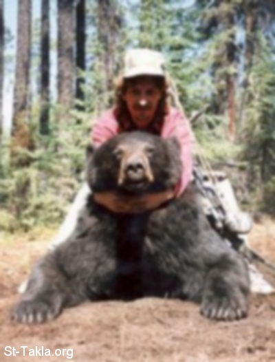 St-Takla.org Image: Man with a bear, a hunter.     :   ȡ .